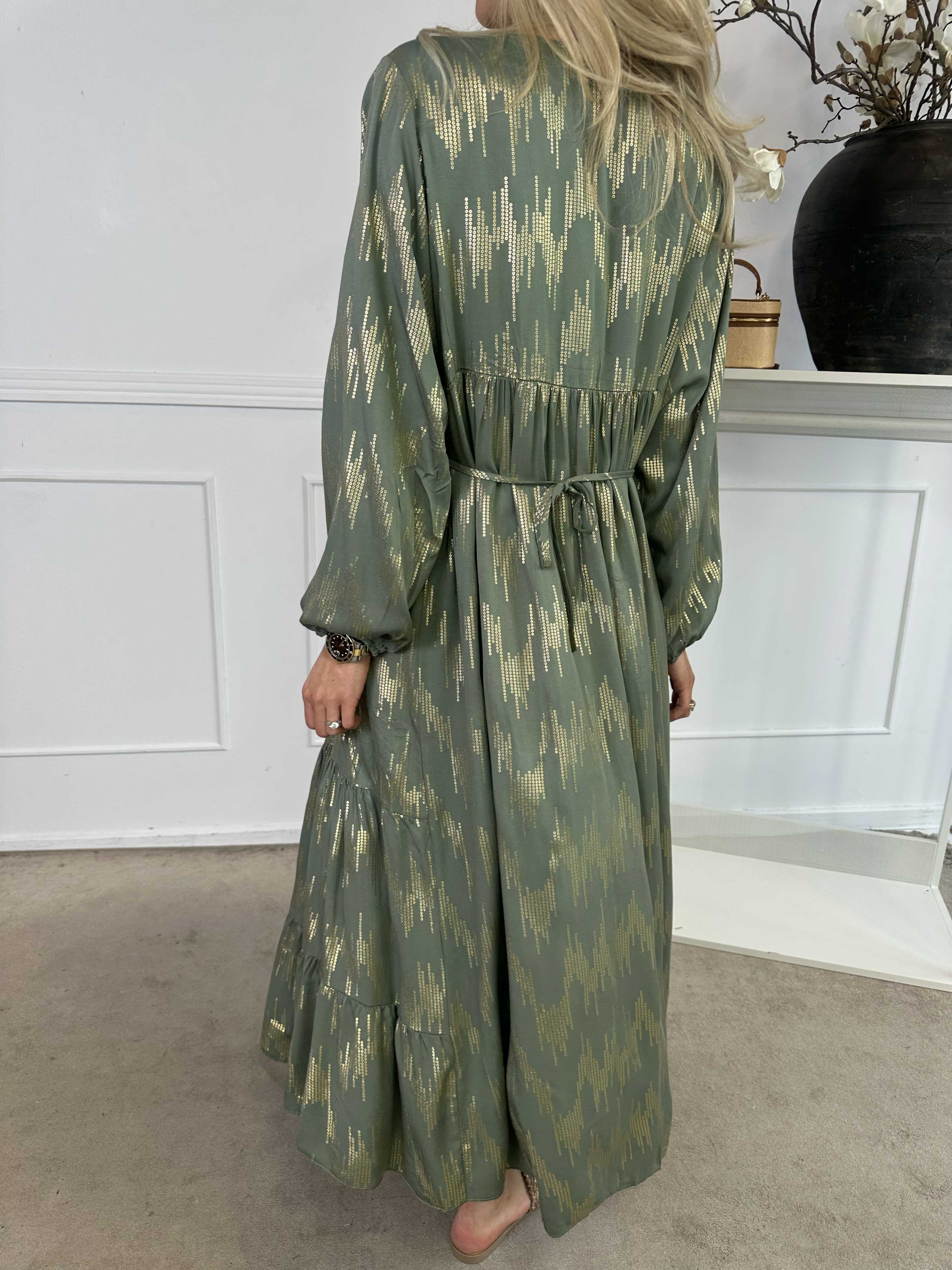 Mona - Lång, lös klänning i viskos med gulddetaljer